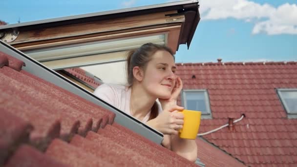 Une Femme Satisfaite Commence Matinée Avec Sourire Sirotant Thé Café — Video
