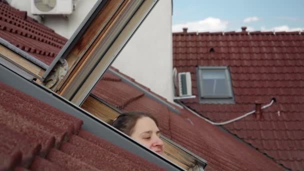 Porträtt Leende Brunett Kvinna Tittar Genom Den Öppna Vinden Fönster — Stockvideo