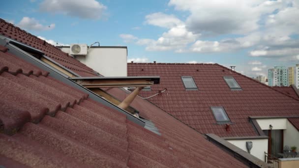 Glücklich Lächelnde Brünette Frau Öffnet Dachgeschossfenster Und Atmet Frische Luft — Stockvideo
