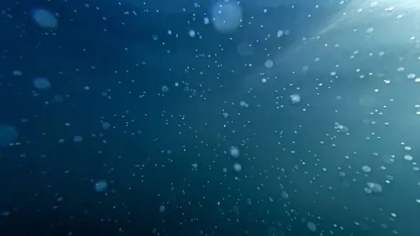 Tiny Rising Air Bubbles Lit Sun Rays Clear Blue Sea — Stock Photo, Image
