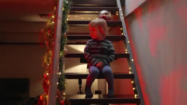 Liten Pojke Sitter Trappor Dekorerade För Jul Eller Nyår Och — Stockvideo