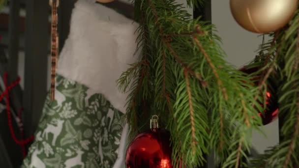 多莉特写镜头楼梯装饰圣诞用红色和金色的浴盆 花环和闪亮的圣诞彩灯 — 图库视频影像