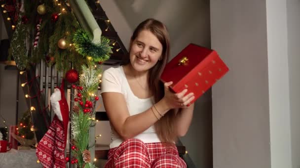 Feliz Risa Mujer Emocionada Pijama Sosteniendo Sacudiendo Regalo Navidad Caja — Vídeos de Stock