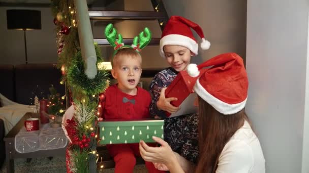 Dos Chicos Lindos Pijama Recibieron Regalos Navidad Regalos Santa Año — Vídeo de stock