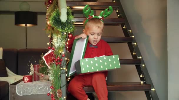 Üzgün Sinirli Küçük Çocuk Noel Hediyesini Açar Noel Baba Nın — Stok video