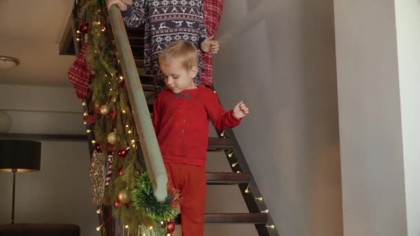 圣诞早晨 快乐快乐的一家人跑下楼梯 打开圣诞老人送的礼物和礼物 寒假家庭庆祝活动 — 图库视频影像