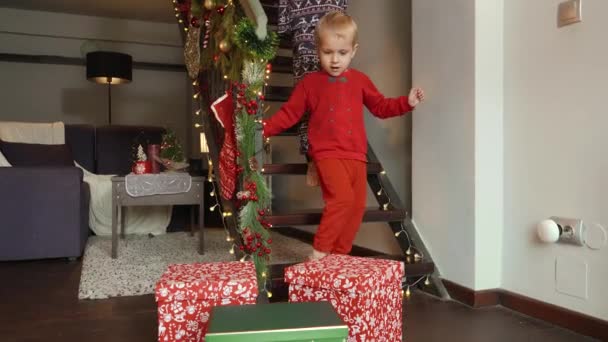 Noel Sabahı Noel Baba Nın Hediyelerini Hediyelerini Açmak Için Merdivenlerden — Stok video