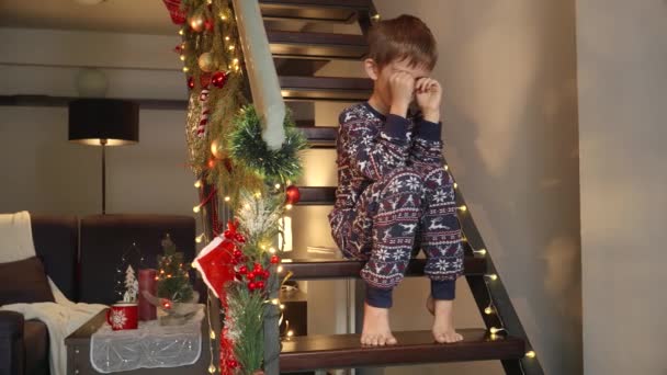 Niño Molesto Pijama Sentado Solo Escaleras Madera Llorando Víspera Navidad — Vídeo de stock
