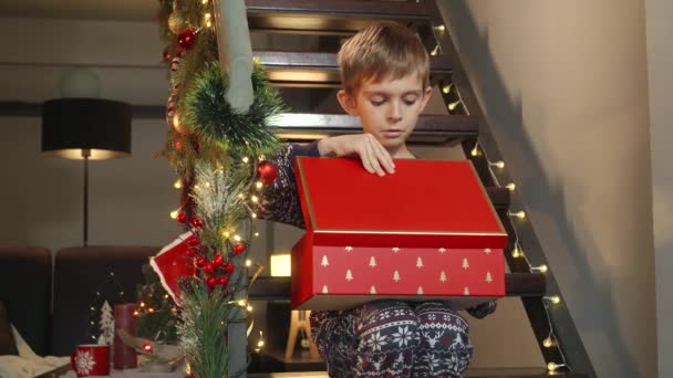 Mały Chłopiec Czuje Się Zdenerwowany Nieszczęśliwy Otwarciu Pudełka Prezentów Świątecznych — Wideo stockowe