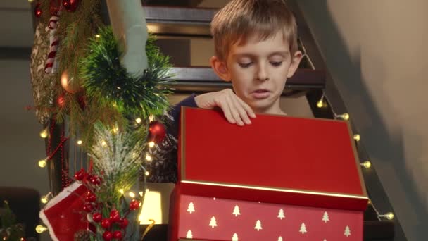 Pequeño Niño Emocionado Abre Caja Regalo Navidad Con Regalo Santa — Vídeo de stock
