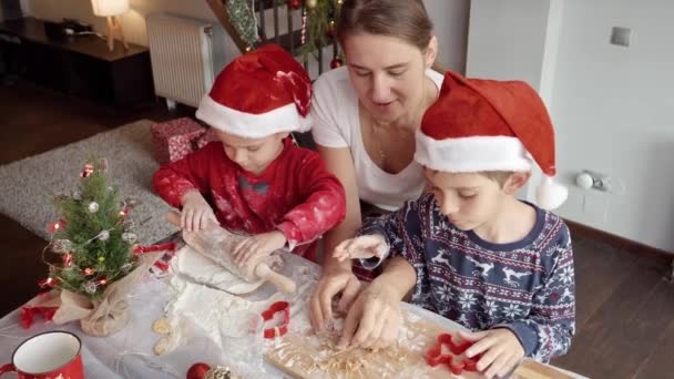 Madre Joven Enseñando Sus Hijos Hacer Galletas Tradicionales Navidad Cocina — Vídeo de stock