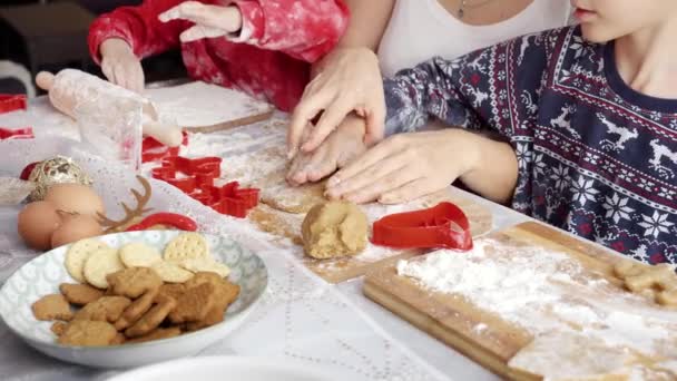 妈妈们在厨房里给孩子们演示如何做饼干和姜饼作为圣诞礼物 庆祝活动和聚会 — 图库视频影像