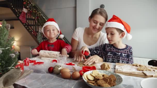 クリスマスにサンタのために生地を作り クッキーを焼く幸せな家族 冬休み お祝い パーティー — ストック動画