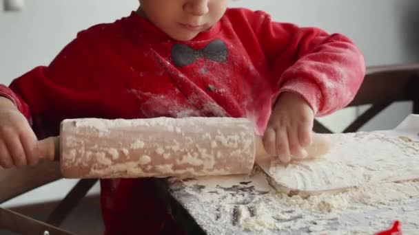 Großaufnahme Eines Kleinen Jungen Der Teig Zubereitet Und Nudelholz Auf — Stockvideo