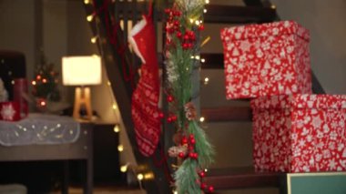 Noel süslemelerinin, mücevherlerin ve tahta merdivenli çelenklerin odak merkezinden soyutlanmış resmi. Kış tatili, kutlamalar ve parti.