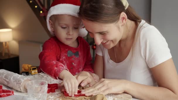 Feliz Mãe Sorridente Ensinando Seu Filhinho Fazendo Biscoitos Biscoitos Natal — Vídeo de Stock