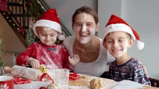 Retrato Feliz Familia Riendo Con Los Niños Ensució Mientras Cocinaba — Vídeo de stock