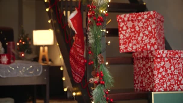 Kivonat Fókuszon Baba Lövés Karácsonyi Dekorációk Baubles Koszorúk Házban Fából — Stock videók