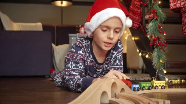 Porträtt Glad Liten Pojke Firar Jul Liggande Golvet Och Leka — Stockvideo