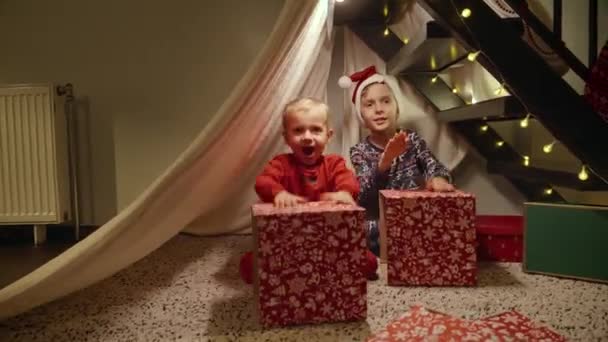 Dos Niños Sonrientes Felices Celebrando Navidad Sentados Tienda Campaña Tipi — Vídeo de stock
