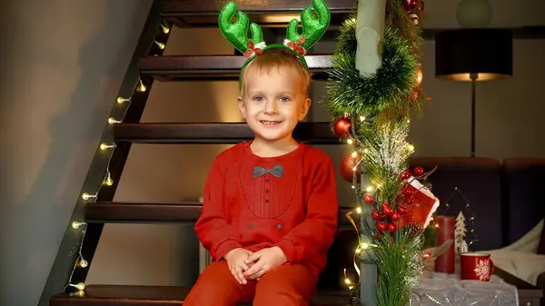 Feliz Niño Lindo Pijamas Astas Sonriendo Cámara Divirtiéndose Víspera Navidad —  Fotos de Stock