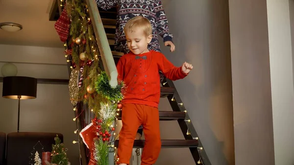 Joyeux Famille Joyeuse Descendant Les Escaliers Matin Noël Pour Ouvrir — Photo