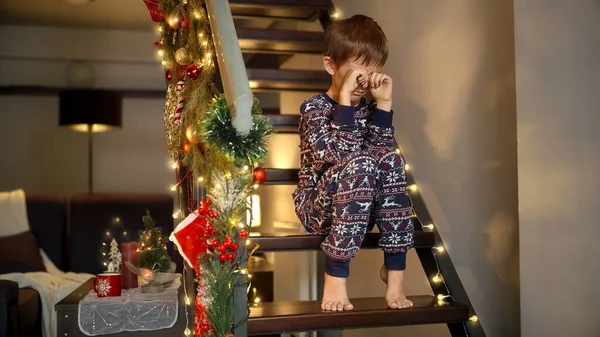 Petit Garçon Bouleversé Pyjama Assis Seul Sur Des Escaliers Bois — Photo