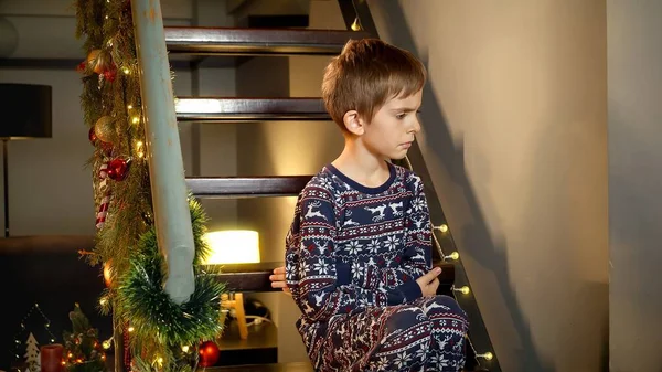 Kleine Jongen Werd Boos Verdrietig Tijdens Het Wachten Kerstman Komen — Stockfoto