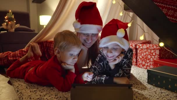 Щаслива Сім Дивиться Відео Планшетному Комп Ютері Різдвяну Ніч Зимові — стокове відео