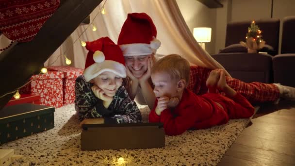Двоє Щасливих Хлопчиків Матір Святкують Різдво Дивляться Фільм Або Мультфільм — стокове відео