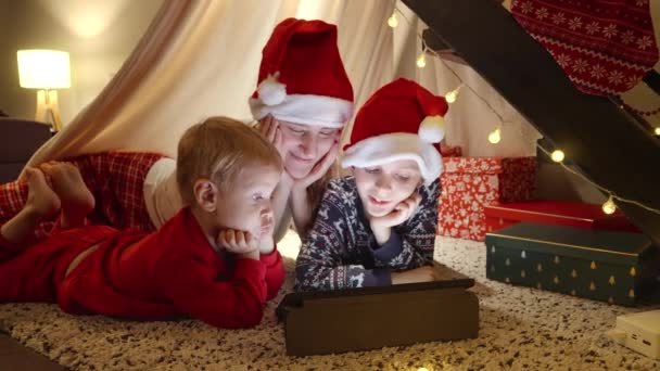Portret Wesołej Rodziny Świętującej Boże Narodzenie Nowy Rok Oglądającej Filmy — Wideo stockowe