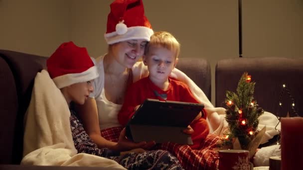 Šťastná Matka Dětmi Sledující Tradiční Vánoční Film Tabletu Počítače Při — Stock video