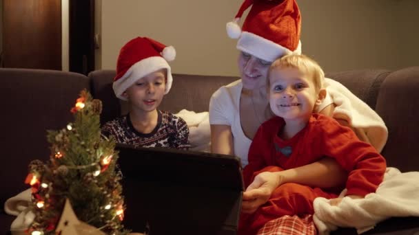 Dwóch Szczęśliwych Chłopców Mamą Świętującą Boże Narodzenie Oglądającą Wideo Tablecie — Wideo stockowe