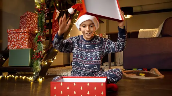 幸せな興奮した少年は サンタからのクリスマスプレゼントでタブレットコンピュータを受け取った後 幸せで笑顔になります 冬休み お祝い パーティー — ストック写真