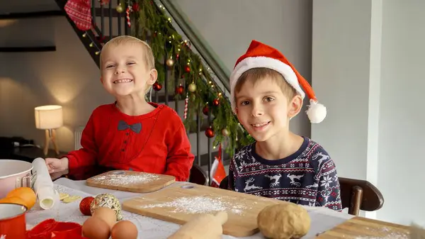 Noel Kutlayan Mutfak Masasında Oturan Iki Neşeli Gülümseyen Çocuğun Portresi — Stok fotoğraf