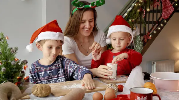 Портрет Счастливой Веселой Семьи Детьми Готовящимися Кухне Готовящимися Празднованию Рождества — стоковое фото