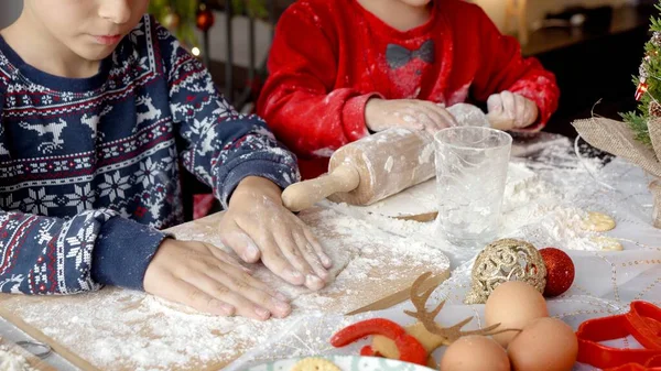 테이블에 산타를위한 크리스마스 쿠키를위한 아이의 반죽의 — 스톡 사진
