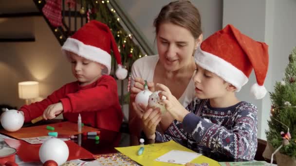 Młoda Kochająca Matka Dziećmi Robi Ręcznie Robione Bombki Świąteczne Dekoracji — Wideo stockowe