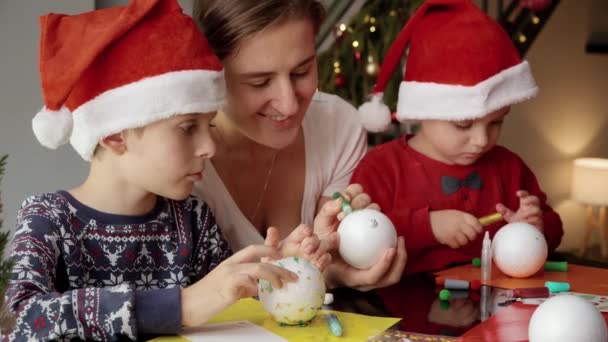 Jovem Mãe Com Dois Filhos Preparando Para Natal Fazendo Decorações — Vídeo de Stock
