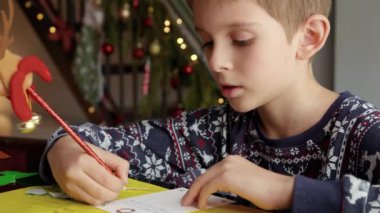 Noel 'de Noel Baba' ya mektup yazarken küçük çocuğun dileklerini düşünmesi..