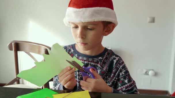 Porträt Eines Kleinen Jungen Der Bunte Papierdekorationen Für Weihnachten Oder — Stockvideo