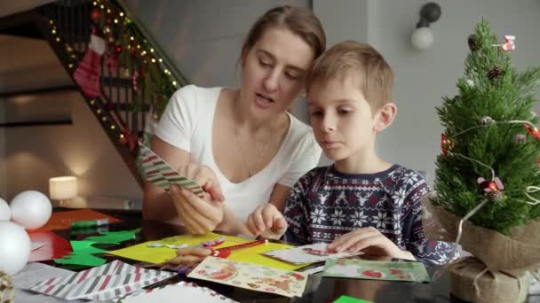 Ragazzo Felice Con Madre Che Cartoline Natale Fatte Mano Biglietti — Video Stock