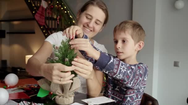 Mère Aidant Son Fils Décorer Petit Arbre Noël Avec Des — Video