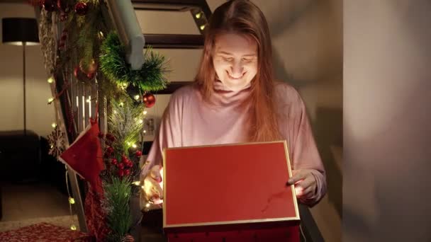 Portret Szczęśliwej Uśmiechniętej Kobiety Patrzącej Świecące Pudełko Prezentów Świątecznych Zimowe — Wideo stockowe