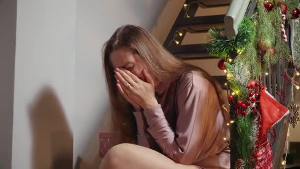 在圣诞节或新年期间 年轻的女人变得烦躁不安 开始哭泣 庆祝活动中的负面情绪 沮丧和孤独 — 图库视频影像