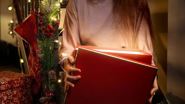 Närbild Ung Kvinna Öppnar Stor Röd Låda Med Julklapp Vintersemester — Stockfoto