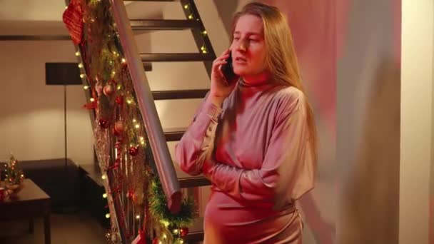 クリスマスの夜に緊急サービスに話しかける神経質な女性の肖像画 警察車が部屋を照らしている 救急車 法律上の問題 冬休みやお祝いに関する窃盗 — ストック動画