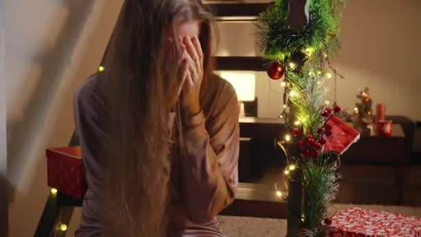 Расстроенная Женщина Плачущая Комнате Украшенной Рождество Новый Год Освещаемая Полицейскими — стоковое видео