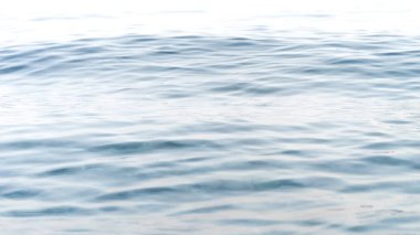 Sakin deniz dalgaları kayalık okyanus sahilinde yuvarlanıyor. Tatil, yaz tatili ve turizm.