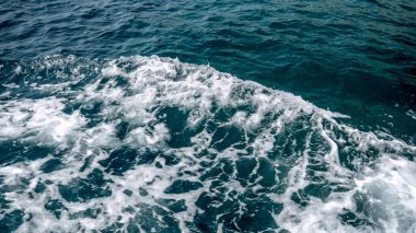 Soğuk fırtınalı bir günde okyanus dalgalarını gemiden seyret..